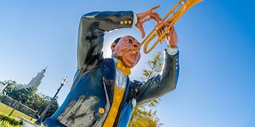 mardi gras statue in downtown mobile with horn